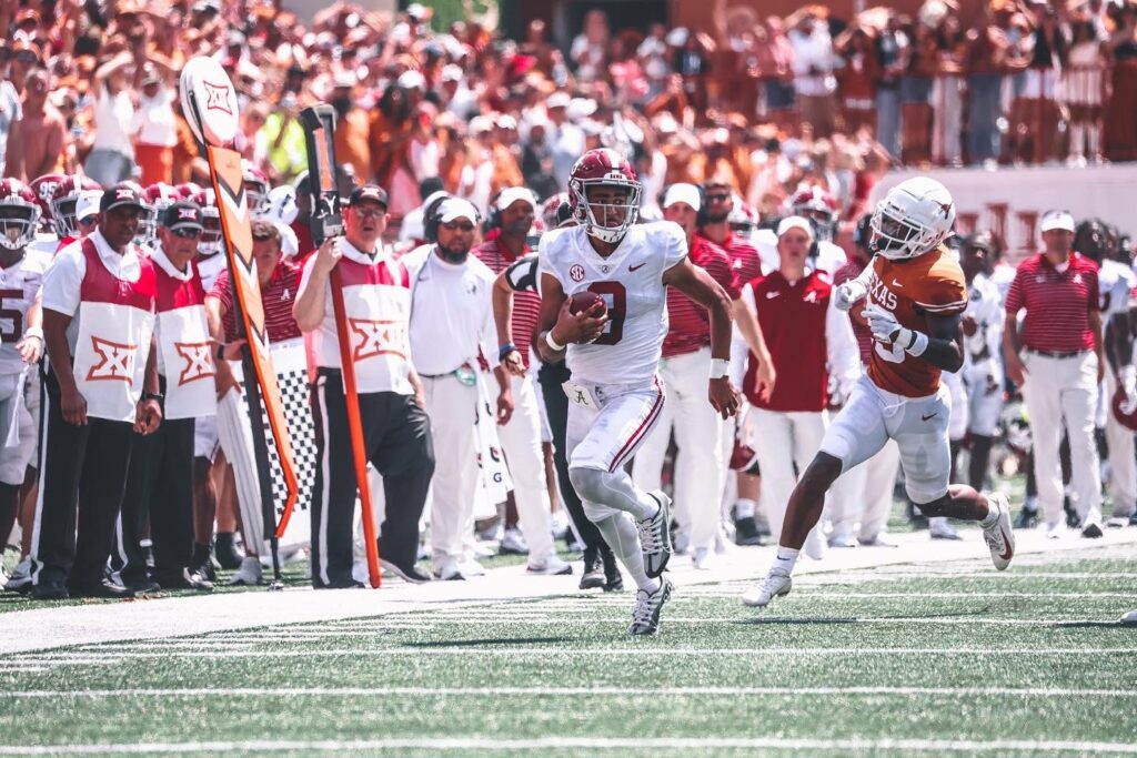 Bryce Harper runs against Texas