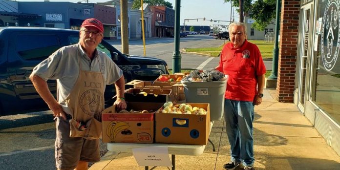 volunteers-at-front-fruit-table-800x600