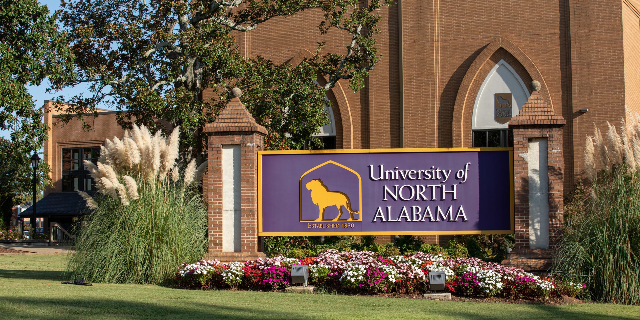 UNA Entrance